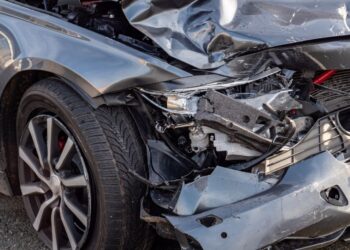 Tragedija preprečena: Voznica prisiljena trčiti v zid, voznik nadaljeval pot