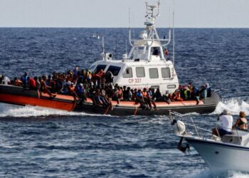 Italija seli migrante v Albanijo: Začasno zavetišče ali nov model za EU?