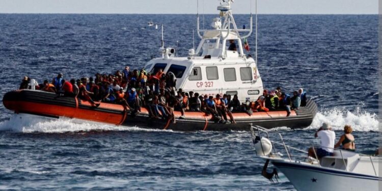 Italija seli migrante v Albanijo: Začasno zavetišče ali nov model za EU?