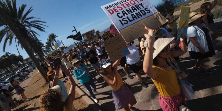 Protesti na Kanarskih otokih: Domačini proti prevladi turizma (VIDEO)