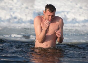 Kako lahko kopanje v hladni vodi okrepi vaše telo in duha?