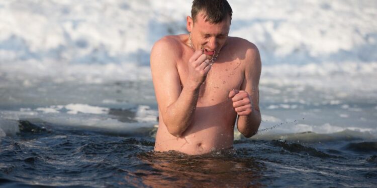 Kako lahko kopanje v hladni vodi okrepi vaše telo in duha?