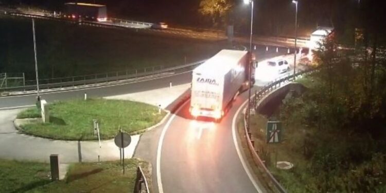 Zapora na Štajerski avtocesti: Med Blagovico in Trojanami zaprto zaradi požara