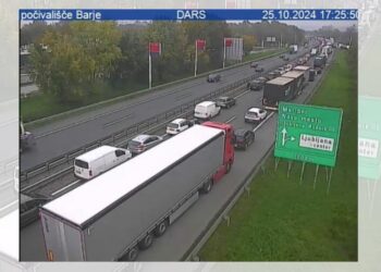 Nesreča na ljubljanski obvoznici: Promet zaustavljen zaradi trka v delovno zaporo