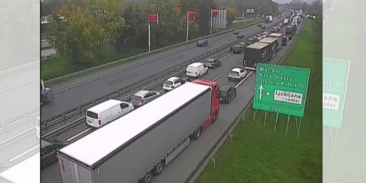 Nesreča na ljubljanski obvoznici: Promet zaustavljen zaradi trka v delovno zaporo