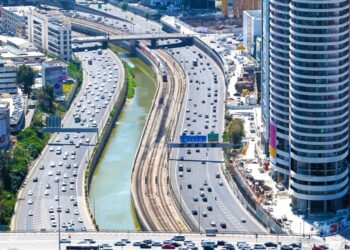 Voznik tovornjaka v Tel Avivu trčil v množico: Preiskava o napadu še poteka