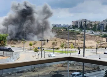 Hamasove rakete ob obletnici 7. oktobra zadele Tel Aviv