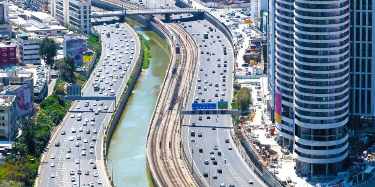 Voznik tovornjaka v Tel Avivu trčil v množico: Preiskava o napadu še poteka