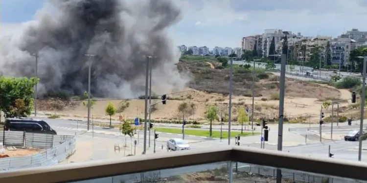 Hamasove rakete ob obletnici 7. oktobra zadele Tel Aviv