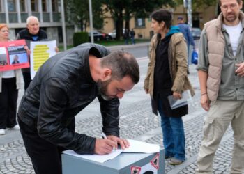 “Slovenija potrebuje mir, ne vojnih pogodb”: Kordiš proti vojaški pomoči Ukrajini