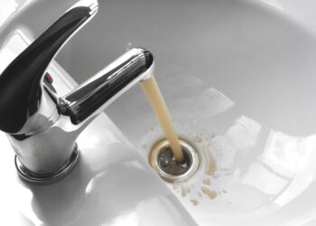 Evropska agencija za okolje opozarja: Onesnaženje in podnebne spremembe ogrožajo vodno varnost