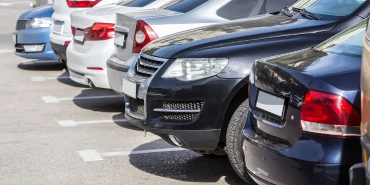 avto na parkirišču