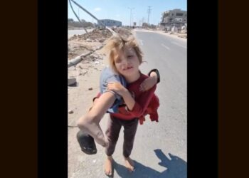 Srce parajoč prizor: Deklica nosila sestrico, ranjeno v izraelskem napadu (VIDEO)