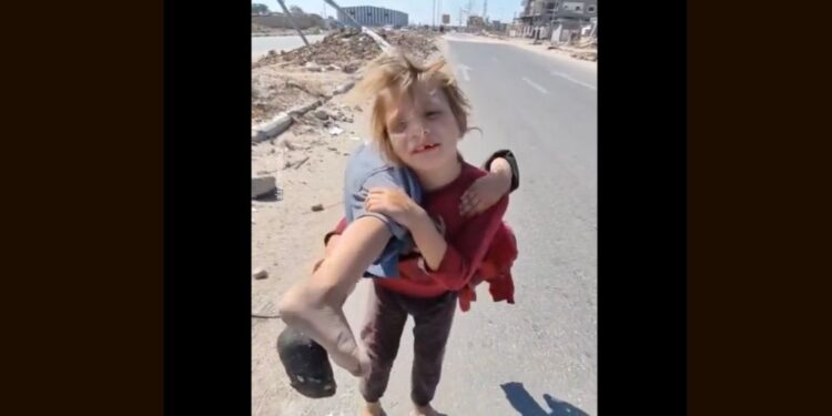 Srce parajoč prizor: Deklica nosila sestrico, ranjeno v izraelskem napadu (VIDEO)
