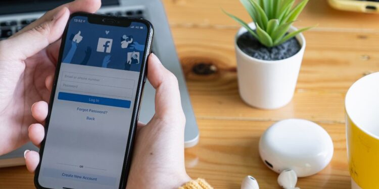 Facebook v težavah: Meta zaradi shranjevanja gesel prejela visoko globo