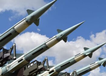 Iran izstrelil val raket na Izrael (VIDEO)