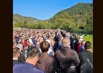 Žalujoči množično pospremili žrtve poplav v Jablanici na zadnjo pot (VIDEO)