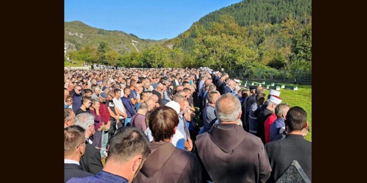 Žalujoči množično pospremili žrtve poplav v Jablanici na zadnjo pot (VIDEO)