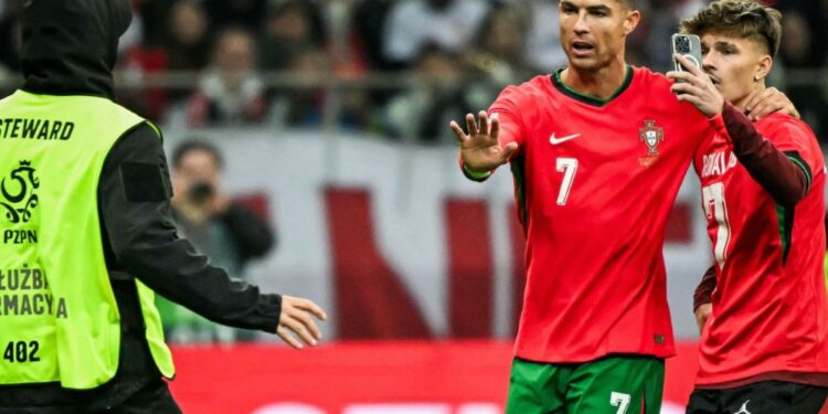 Cristiano Ronaldo razveselil mladega navijača med tekmo proti Poljski (FOTO)
