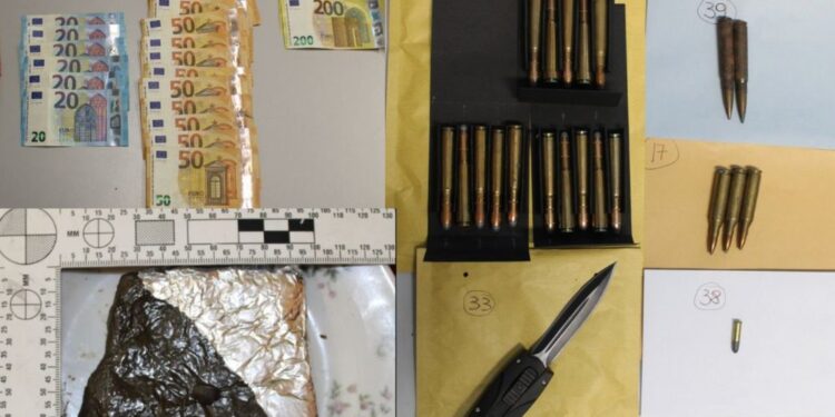 58-letniku zasegli droge in orožje med hišno preiskavo v okolici Slovenj Gradca (FOTO)