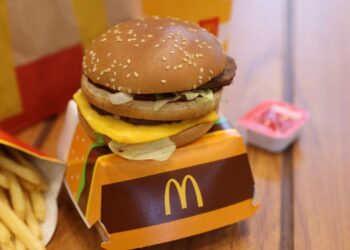 Tragedija zaradi okužbe z E. coli: Smrt in več okuženih po uživanju hamburgerjev iz McDonaldsa