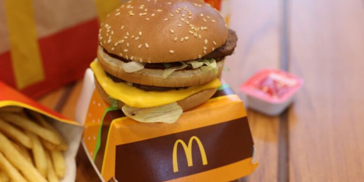 Tragedija zaradi okužbe z E. coli: Smrt in več okuženih po uživanju hamburgerjev iz McDonaldsa