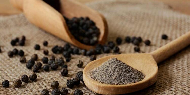 Iz Indije v naš vsakdan: Voda s poprom za energijo in hujšanje