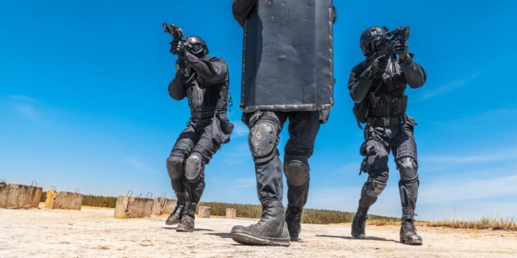 Interpol razbil globalno mrežo tihotapcev: Rešili več kot 3000 ljudi