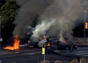 Tragična nesreča v Phoenixu: Letalo med vzletom trčilo v avtomobil (VIDEO)