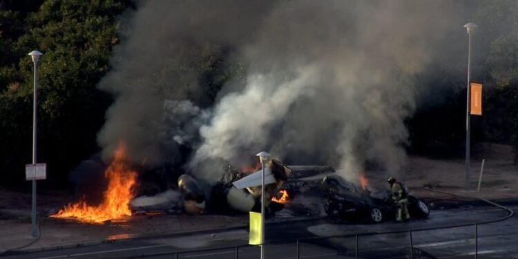 Tragična nesreča v Phoenixu: Letalo med vzletom trčilo v avtomobil (VIDEO)