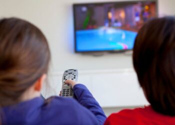 Kako televizija, telefoni in družbena omrežja vplivajo na prezgodnje odraščanje otrok?