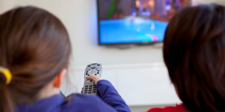 Kako televizija, telefoni in družbena omrežja vplivajo na prezgodnje odraščanje otrok?