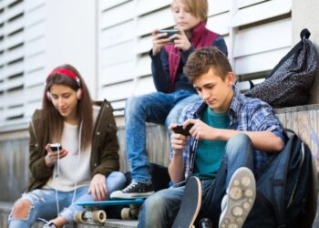 Avstralija na pragu stroge zakonodaje: Mlajšim od 16 let prepovedan dostop do družbenih omrežij