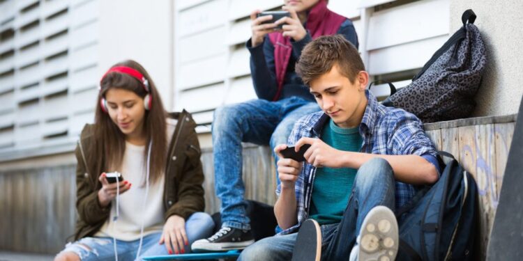 Avstralija na pragu stroge zakonodaje: Mlajšim od 16 let prepovedan dostop do družbenih omrežij