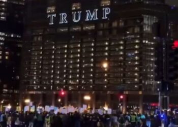 Jeza po Trumpovi zmagi: Ameriška mesta v protestih za pravičnost in svobodo (VIDEO)