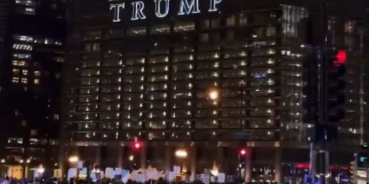 Jeza po Trumpovi zmagi: Ameriška mesta v protestih za pravičnost in svobodo (VIDEO)