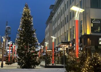V Božičkovi vasi Rovaniemi ostali brez snega