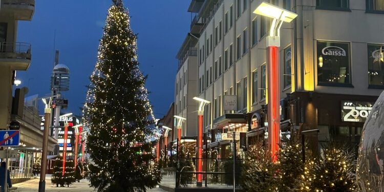 V Božičkovi vasi Rovaniemi ostali brez snega