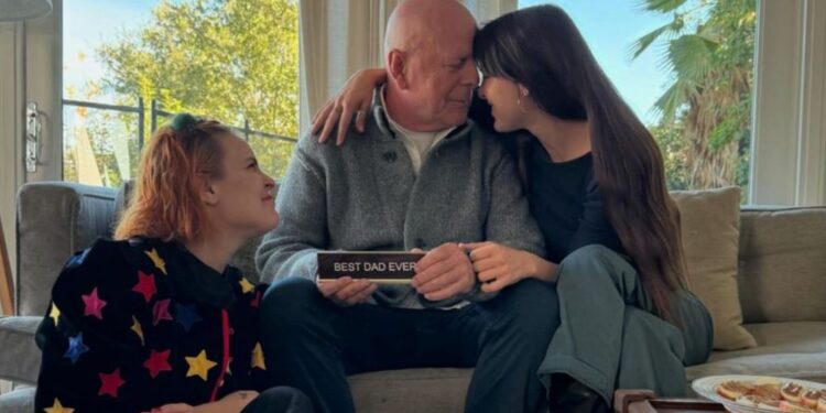 Družina Brucea Willisa oboževalcem razkrila še eno čustveno fotografijo z zvezdnikom (FOTO)