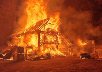 Požar uničil gospodarsko poslopje v Laškem, družina utrpela poškodbe (FOTO)