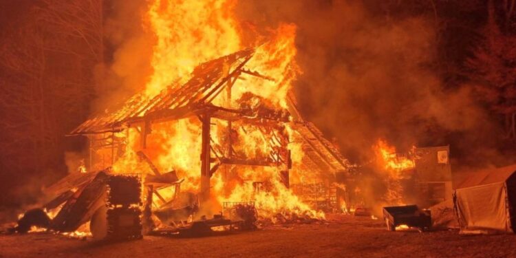 Požar uničil gospodarsko poslopje v Laškem, družina utrpela poškodbe (FOTO)