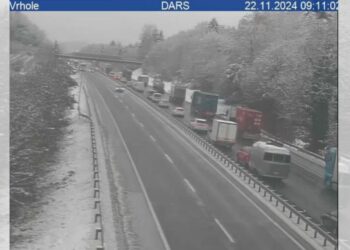 Štajerska avtocesta zaprta zaradi zdrsa tovornjaka