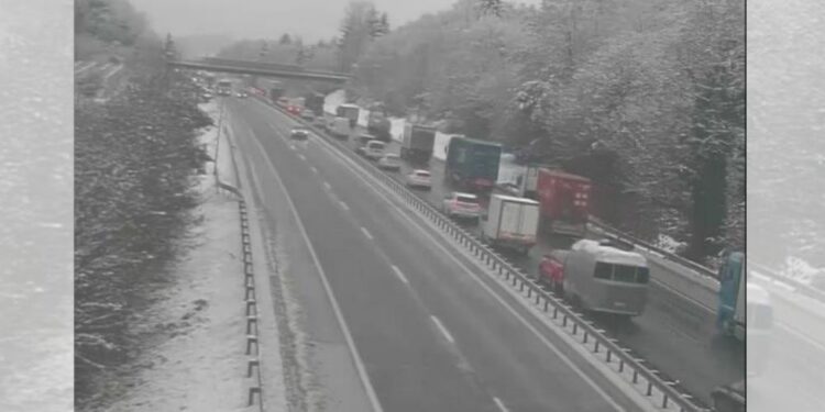 Štajerska avtocesta zaprta zaradi zdrsa tovornjaka