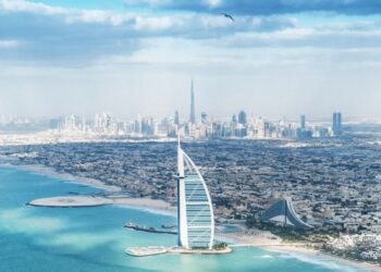 Strogi zakoni v Dubaju: 18-letnik v težavah zaradi mladoletne partnerke