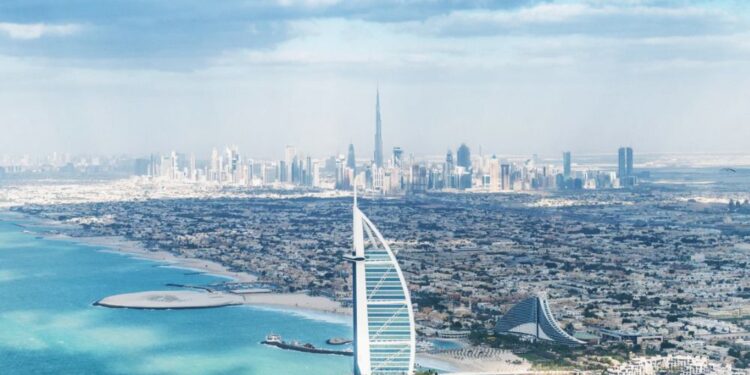 Strogi zakoni v Dubaju: 18-letnik v težavah zaradi mladoletne partnerke