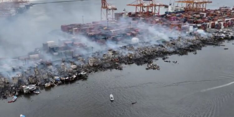 Požar uničil številne domove na Filipinih, najmanj 2000 družin ostalo brez strehe nad glavo (FOTO, VIDEO)