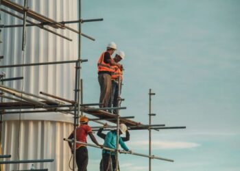 Nesreča na delovišču: Dva poškodovana v Hočah, v Mariboru življenje izgubil 47-letnik