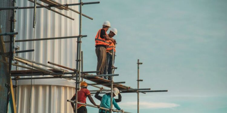 Nesreča na delovišču: Dva poškodovana v Hočah, v Mariboru življenje izgubil 47-letnik