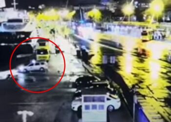 Taksi s pomola zapeljal naravnost v morje! (VIDEO)