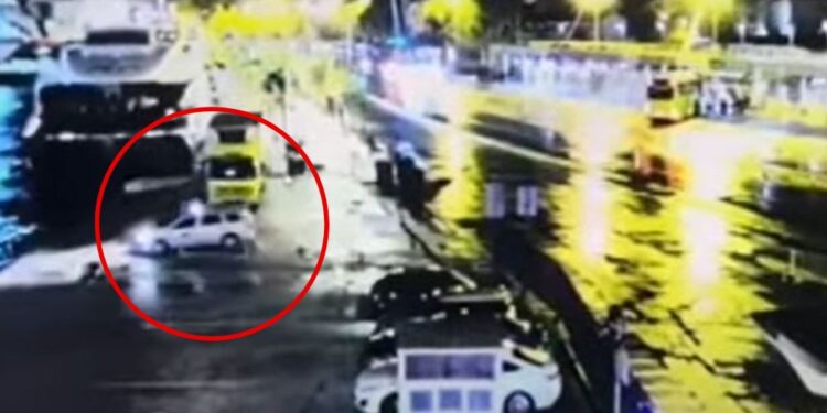 Taksi s pomola zapeljal naravnost v morje! (VIDEO)